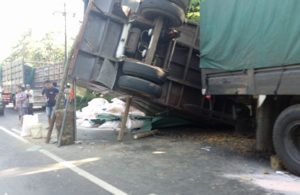 Evakuasi Truk di Lumajang