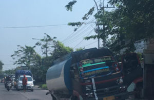 Ban Truk Tangki Terlepas
