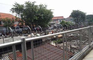 Penertiban Bangunan Liar di Dekat RSI Wonokromo