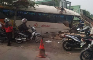 Bus Tabrak Sepeda Motor, Papan Reklame dan  Bengkel Sepeda Motor, Dua Orang Meninggal Dunia
