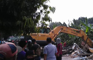 Proses penertiban bangunan di dekat SMPN 32