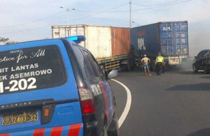 Trailler vs Trailler di Jembatan Tol Dupak