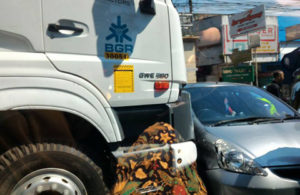 Honda Jazz ditotol Truk Sampai Melintang di tengah Jalan