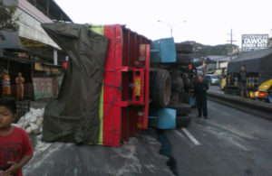 Truk Terguling di Lawang