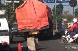 Truk Ban Bocor di Singosari