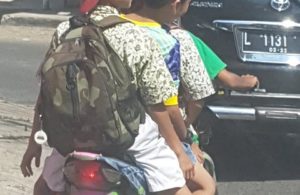 Anak SD, Naik Motor Bonceng 4