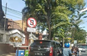 Parkir di Rambu Di Bawah Rambu Dilarang Berhenti