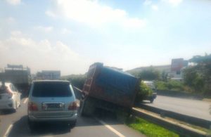 Truk Terperosok di Tol Dupak – Romokalisari