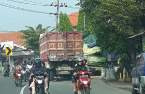 Kecelakaan Frontal, Kedua Truk Ringsek