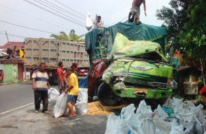 Evakuasi Kecelakaan Muat Jagung