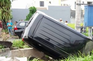 Mobil Masuk Sungai di Sidoarjo