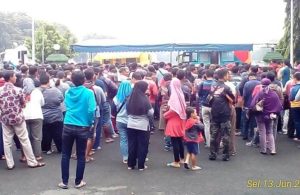 Suasana Penukaran Uang di Lapangan Kodam