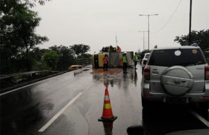 Evakuasi Mobil Box, Tol Satelit-Waru Macet