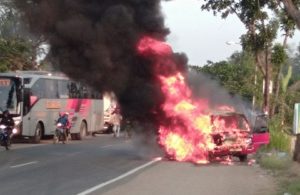 Mobil terbakar di Nganjuk