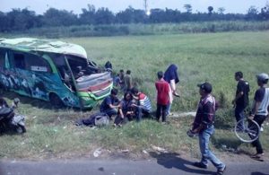 Bus Masuk Sawah di Mojoagung