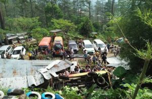 Elf Tabrak Warung dan Masuk Jurang