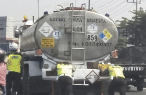 Polisi Dorong Truk Tangki Mogok