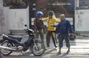 Dua Pria Ribut, Polwan Melerai