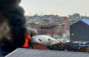 Proses Pemadaman Kebakaran di Pesapen