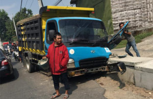 Truk Terperosok Akibat Box Culvert
