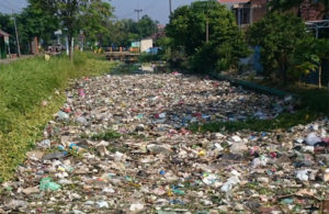 Sampah Penuhi Sungai di Ketajen