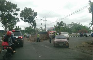Truk Tebu Terguling Timbulkan Kemacetan