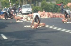 Truk Mengangkut Mie Instan Terguling