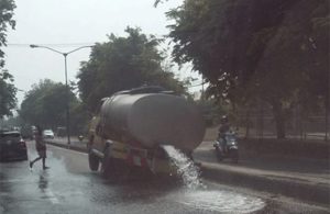 Truk Bermuatan Tangki Air Bocor di Gempol Pasuruan