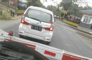 Melewati Palang Kereta Api