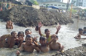 Berenang di Kubangan