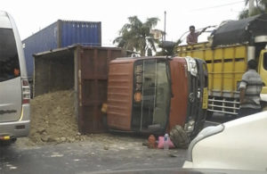 Truk Pasir Terguling di Jombang
