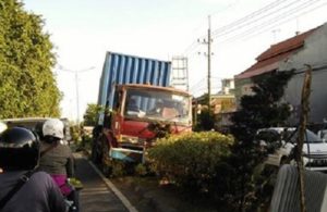 Truk Tabrak Median di Seruni Sidoarjo