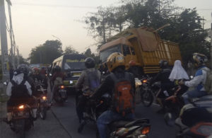Truk Muatan Kayu Ambles