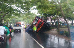 Kelebihan Muatan, Truk Terguling