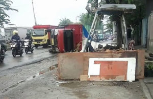 Truk Muat Calsium Terguling