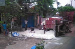 Truk Muat Calsium Terguling di Sidorejo