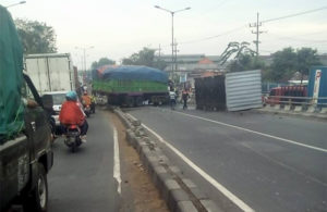 Truk Tronton Blokir Jalur dari arah Krian ke Surabaya