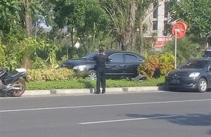 Mobil Sedan Nyangkut di Trotoar