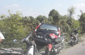 Mobil Terperosok di Selokan