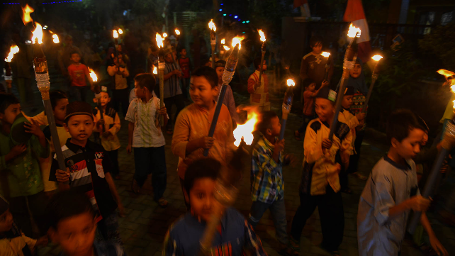 Tradisi Masyarakat ASEAN Akhiri Ramadhan Nyalakan Pelita dan Obor Yang Patut Dilestarikan