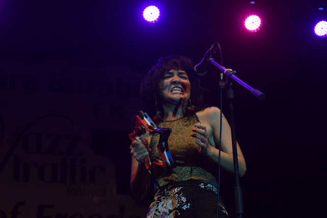Stars and Rabbit Sihir Penonton – Suara Surabaya