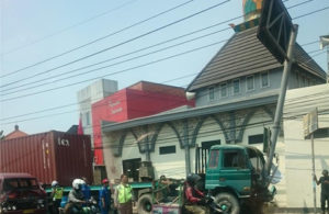 Tabrakan Beruntun, Kontainer Tabrak Rambu Lalu Lintas