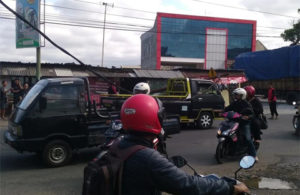 Tiang Telepon Menimpa Kendaraan di Karanglo