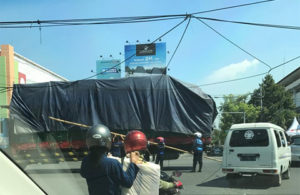 Nyangkut, Truk Tertahan