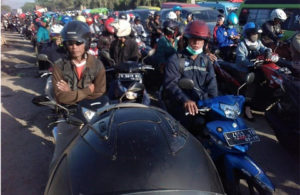 Macet Total, Pengguna Jalan Lelah Menunggu