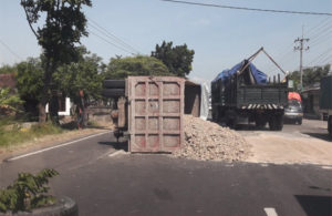 Truk Terguling di Bandar Kedungmulyo