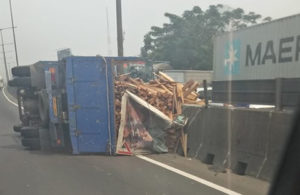 Truk Bermuatan Kayu Terguling di Tol Perak