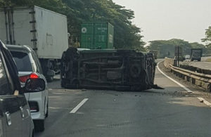 Avanza Terbalik di Tol Porong