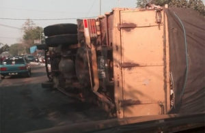 Kecelakaan Tunggal Truk Terguling