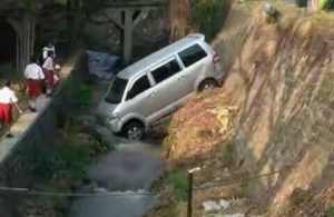 Mobil Jatuh ke Sungai